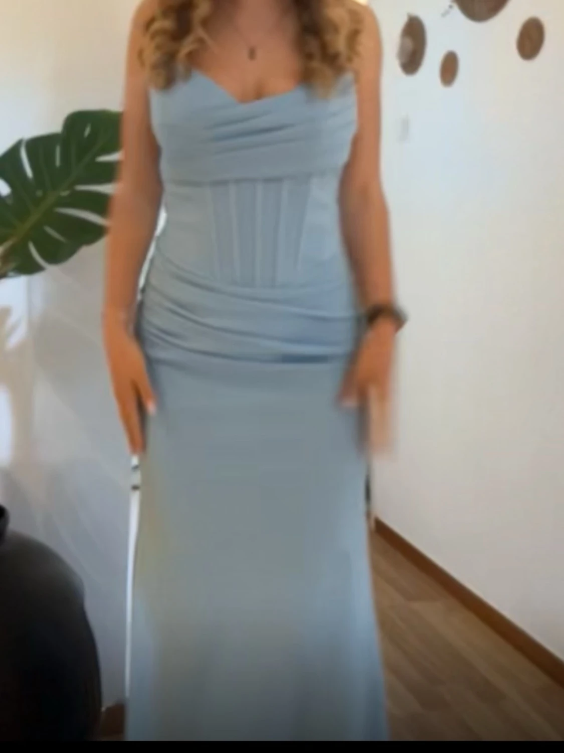 Ljusblå långklänning med snörning - 1