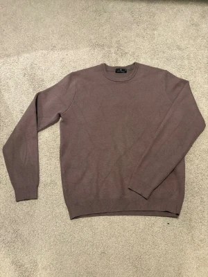 URBAN PIONEERS - Säljer denna super sköna och fräscha tröjan från Urban Pioneers till ett kanonpris! Färgen är som en blandning mellan grå och brun. Modellen på bilderna är 188cm, 70kg. Tveka inte att höra av er om frågor eller annat!