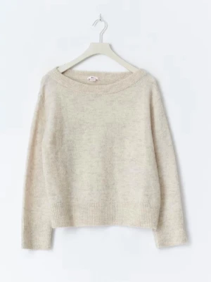Beige stickad offshoulder tröja - Säljer en supermjuk beige stickad tröja med bred halsringning som kan bäras offshoulder. Tröjan har lång ärm, ribbade muddar och en relaxed, loose passform. Perfekt att styla med jeans för en chill look.
