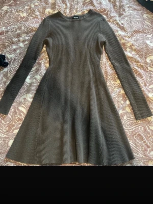 Grå ribbad klänning Bubbleroom - Supersnygg grå ribbad klänning/tröja från Bubbleroom med lång ärm och rund hals.Osäker på storleken då lappen är borta men om jag minns rätt så är det storlek M. Den är dock ganska tight.
