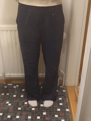 Mörkblå manchesterbyxor wide fit - Säljer ett par mörkblå manchesterbyxor med breda ben och hög midja. Byxorna har en skön och mjuk känsla, perfekt för dig som gillar lite loose passform och vill ha en chill stil. Klassisk look med fickor framtill och snygg struktur i tyget.