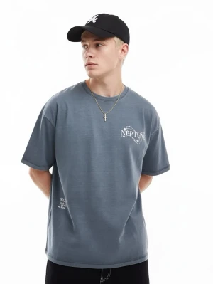 Blågrå t-shirt ASOS  - Snygg blågrå t-shirt från Neptune med tryck 'Solo Voyager' och 'Neptune' framtill. Oversized passform och tillverkad i 100% bomull för en skön känsla. Perfekt för dig som gillar stilrena och avslappnade plagg.
