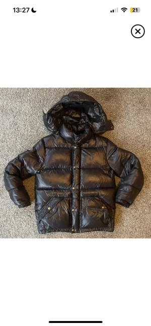 Glansig Ralph lauren jacka - Checka in resten av mina jackor!                   Glansig Ralph lauren jacka perfekt till vintern, jackan är i väldigt bra skick. Samma jacka finns även i en mindre och större storlek, så passningen är inget problem! Storleken är L ungdom passar xs herr