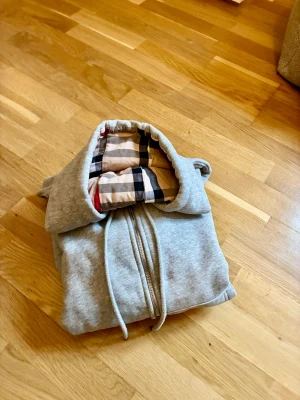 Burberry zip hoodie grå ny - Snygg ziphoodie från Burberry, storlek S. Knappt använd så den är som ny. 