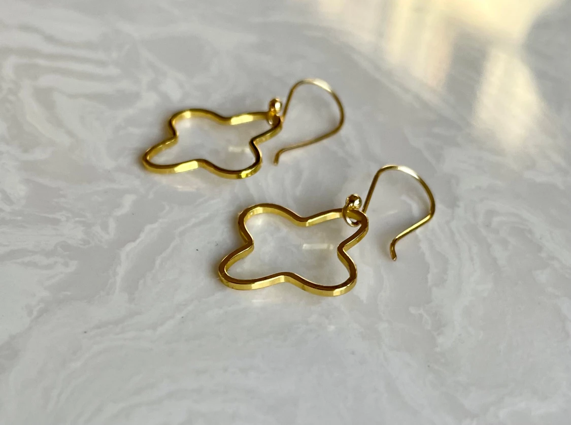 Guldiga örhängen i blomform, stainless Steel