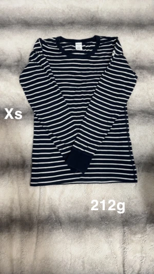 Randig långärmad tröja XS - Snygg långärmad tröja från Polarn O. Pyret i marinblått och vitt med klassiskt randigt mönster. perfekt för dig som gillar enkel och stilren design. Rund halsringning och normal passform.🌸 Fint använt skick. Storlek Xs