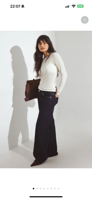 Mörkblå wide low waist jeans  - Snygga mörkblå jeans med breda ben och kontrastsömmar. Modellen har femficksdesign, normal passform och lowwaist. Från nakd, väldigt populära och snygga jeans. Lite använda men som nya i skicket.