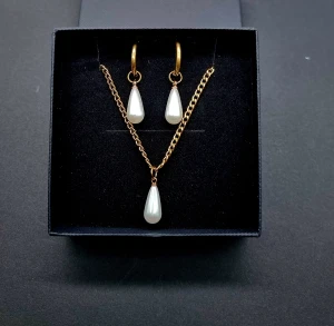 Stilfullt halsband med örhängen  - Material-rostfritt stål.  Längd-40cm-45cm,  örhängen -3,5cm. ✏️Beteckningen för rostfritt stål – 201 – en lägre klass, kan reagera snabbare med vatten, parfymer och oxidera.