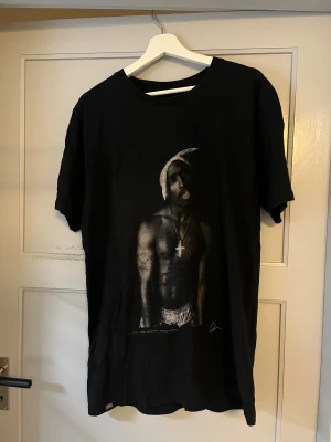 tupac t-shirt - svart tupac t-shirt från cedicated | 100% ekologisk bomull | storlek: XL | mycket bra skick med inga defekter | skriv gärna om du har några frågor <3