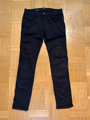 Svarta Replay Hyperflex jeans - Svarta Replay Jeans i mycket bra skick, Modell Anbass Hyperflex. Storlek W32 L32