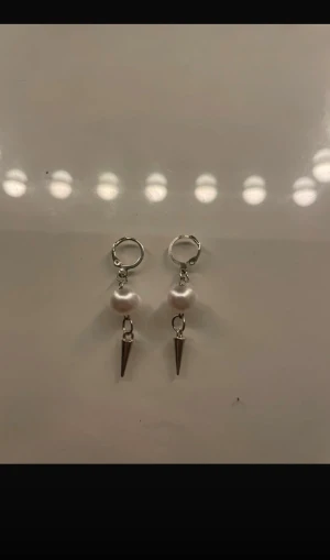 örhängen - de har blivit lite missfärgade vid ringen längst upp! säljer dessa två fina par med örhängen, man kan köpa båda för 350 eller ett par för 200 