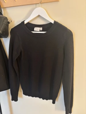 Stickad tröja - Svart stickad tröja från Vila i storlek XS💞