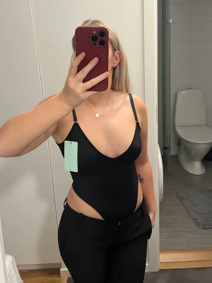 Svart Body  - Säljer denna helt nya svarta bodyn från ett premium märke från shein ❤️