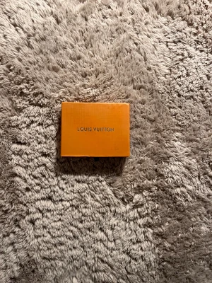 Klassisk svart plånbok - Säljer min plånbok då den inte riktigt passar i men min vardag, den är för stor i mina ögon har ej så mycket saker på min eller i den och den är också nästan helt oanvänd!                                   (Priset går att diskuteras)