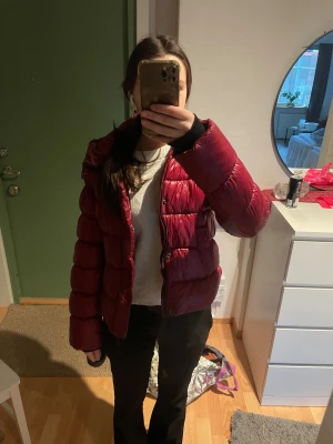 Röd pufferjacka från Superdry  - Säljer min röda pufferjacka från Superdry str 36🤗. Är i bra skick och om ni har prisförslag lämna gärna💕 Köpte för 1000kr