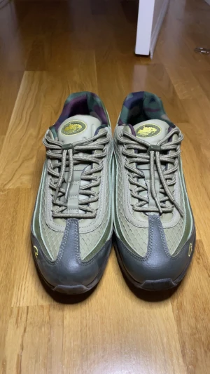 Nike Air Max 95 & Corteiz - Nike Air Max 95 x Corteiz sneakers i olivgrönt, grått och inslag av gult. 