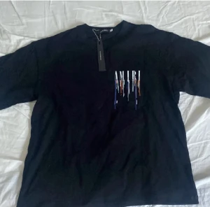 AMIRI Paint Drip T-shirt S – Nyskick med tag kvar - Säljer en AMIRI Paint Drip T-shirt i storlek S. Den är i nyskick, bara använd någon enstaka gång, och originaltaggen sitter fortfarande kvar. Snygg svart tee med det välkända AMIRI-trycket med färgdroppar. Bra passform och riktigt fin kvalitetskänsla. Perfekt för dig som vill ha en designer-T-shirt i toppskick. Skriv vid frågor (pris ej fast)