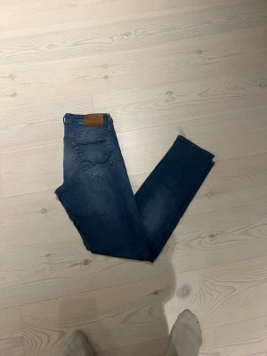 Blå jeans Jack&Jones - Slim fit/glenn Jack&Jones jeans i mycket bra skick! Storlek 31/34