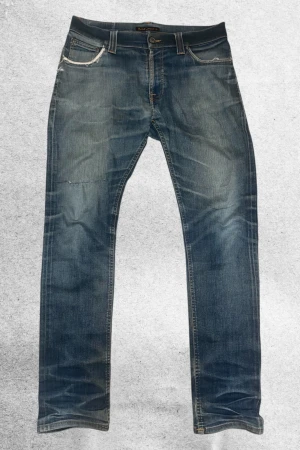 Vintage Raw Nudie Jeans 33x30 - Helt sinnessjuka raw Nudie Jeans ca 15 år gamla!! Ena taggen är tyvärr borta så vet ej modell, sitter straight/slim. w33 l30 midja: 41 cm längd: 103 cm benöppning: 16,5 Mycket bra skick, ett hål vid knäet som kan lagas gratis hos Nudie. skriv vid frågor! Pris diskuterbart!