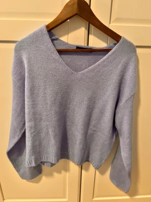 V-ringad stickad tröja använd en gång. - Ljusblå v-ringad stickad tröja från lager 157, använd en gång pga storleken, kontakta gärna vid intresse.