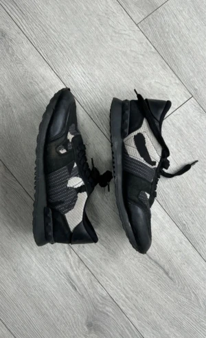 Valentino Rockrunners storlek 42  - Säljer ett par Valentino Rockrunners i svart vit färg, populär modell, Storlek:42, skick:7/10, lite smuts på en skon men jätte enkelt o ta bort, Pris:1799