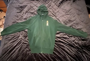 Ralph Lauren Polo Bear Hoodie  XL - Snygg grön hoodie från Polo Ralph Lauren i storlek XL. Tröjan har huva, dragkedja framtill och två fickor. På bröstet finns en broderad Polo-björn med text. Storleken är XL. 