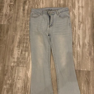 Bootcut ljusblå jeans - Ljusblå jeans med bootcut passform. Klassisk femficksmodell med bälteshällor och dragkedja.