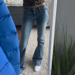 True religion jeans bootcut - Snygga blå jeans från true religion. Det är Becca varianten alltså mid waist o inte extremt lågmidjade men skulle endå säga att dom e lågmidjade. Knappt använda så väldigt bra skick🫶