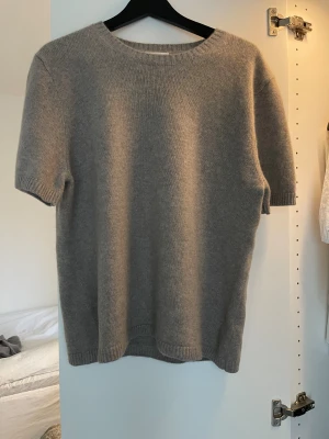 Soft goat tröja  - Jätte fin Kashmir T-shirt, från soft goat. Säljer pga vill köpa en annan. Inga defekter, som ny. Köpt för 2999kr. Stlr M men passar som x/s. I färgen greige 