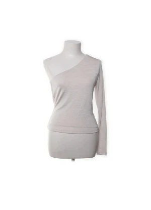 Beige oneshoulder topp med lång ärm - Säljer en stilren beige skimrig topp med oneshoulder-design och lång ärm på ena sidan. Toppen har en tight passform och är tillverkad i mjukt material som sitter skönt mot kroppen. Perfekt för dig som gillar minimalistisk och trendig stil men även som vill festa till det lite! 