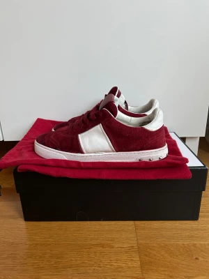 Valentino flycrew - Tjaa! Säljer ett par riktigt schyssta flycrews i färgen röd. Storlek: 40 passar 41. Skorna är i hyfsat nytt skick alla nitar är på plats. Pris 4100 kr  kan gå ner lite i pris vid snabb affär.hör av dig vid intresse eller funderingar!😁  
