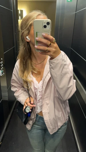 Ljusrosa jacka!! - Säljer en ljusrosa jacka!! Den är så fin och perfekt till kommande våren, materialet är lätt 🤗🤗