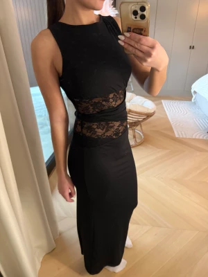 Svart långklänning - Supersnygg svart långklänning från SHEIN, super skönt matrial och aldrig använd