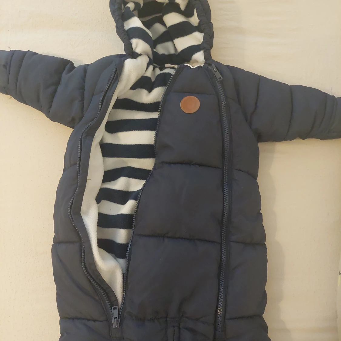 Mörkblå pufferjacka med öron