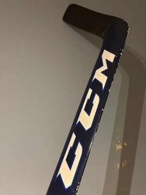 Custom CCM Målvaktsklubba SIXD - Säljer en CCM Målvaktsklubba CustomMade.väldigt bra klubba har inte varigt använd mycket men det lämnar märken av en puck väldigt bra för både stickhamdling Rensa pucken och passnings spel. Väldigt stabil klubba sitter bra i handen och har mycket bra Rebound sensation så den är både bra för när du vill att pucken ska ner i hörnet elle om du vill fånga in den själv.Kontakta för mer.!