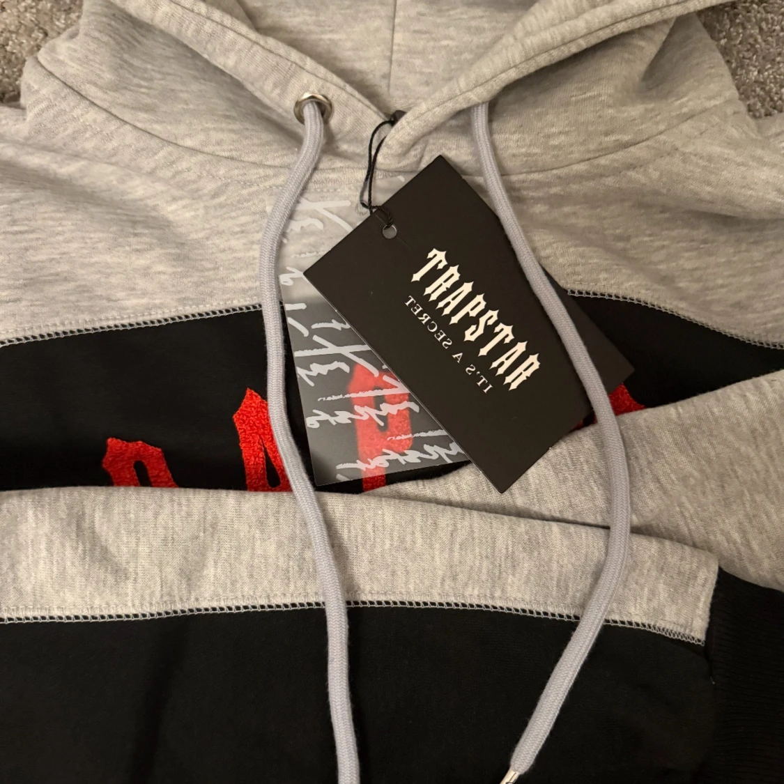 Trapstar hoodie i grått och svart - 1