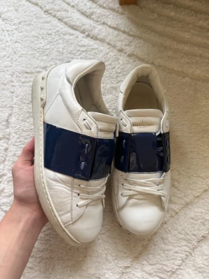 Valentino Open Mörkblå  - Nypris 7000kr! Självklart äkta!