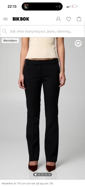 Svarta kostymbyxor från Bik Bok - Klassiska svarta kostymbyxor från Bik Bok med raka ben och midja med hällor för bälte. Byxorna har en stilren look och är tillverkade i ett mjukt, välsittande material som ger en clean och snygg siluett. Finns dock en norp i högra benet skriv för egna bilder🥰
