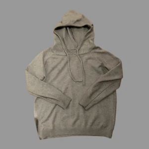 Merino Wool tröja  - En stilren grå hoodie med huva och snörning framtill. Tröjan har långärmade raglanärmar och ribbade muddar vid ärmslut och nederkant. Perfekt för chill dagar och enkel att matcha med jeans eller joggers.