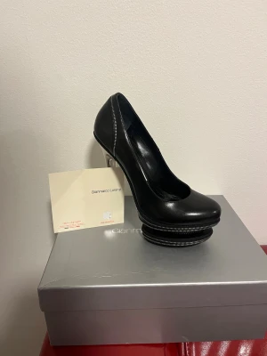 Gianmarco Lorenzi Dam Klackskor  - ✨ Exklusiva Gianmarco Lorenzi klackskor – i mycket fint skick! ✨ Säljer ett par eleganta och lyxiga skor från Gianmarco Lorenzi, kända för sin italienska design och höga kvalitet. Skorna är i bra skick, väl omhändertagna och redo för en ny ägare. Ett perfekt val för dig som vill ha exklusiva designerklackar till ett riktigt bra pris.  📩 Skriv gärna om du har frågor eller vill se fler bilder! Nypris ligger på runt 6900 kr