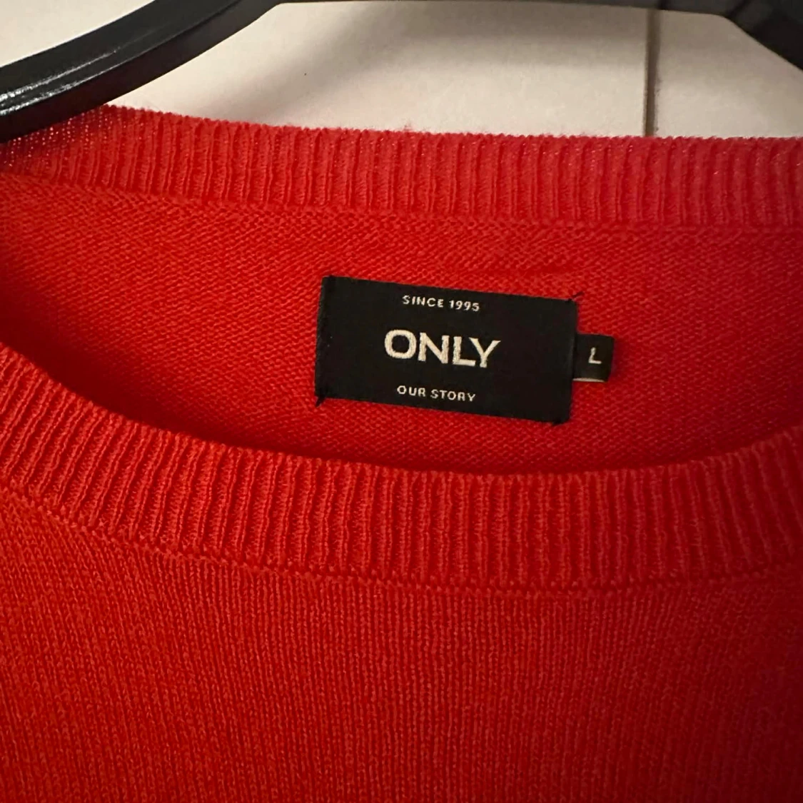 Röd jultröja med paljetter från ONLY - 1