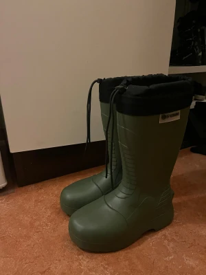 Fubuki oliv  - Ett par nästan helt nya fubukis. De är använda en gång men är tyvärr för stora så provar att sälja så jag kan köpa nya☺️ Hör av dig om du har frågor eller vill ha fler bilder💕