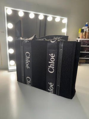 Svart handväska från Chloé - Snygg svart handväska som är använd en gång. Väskan rymmer ganska mycket och en praktisk innerficka. Snygga tåliga handtag. Säljer pga den används inte, går gärna ner i pris för snabb affär.