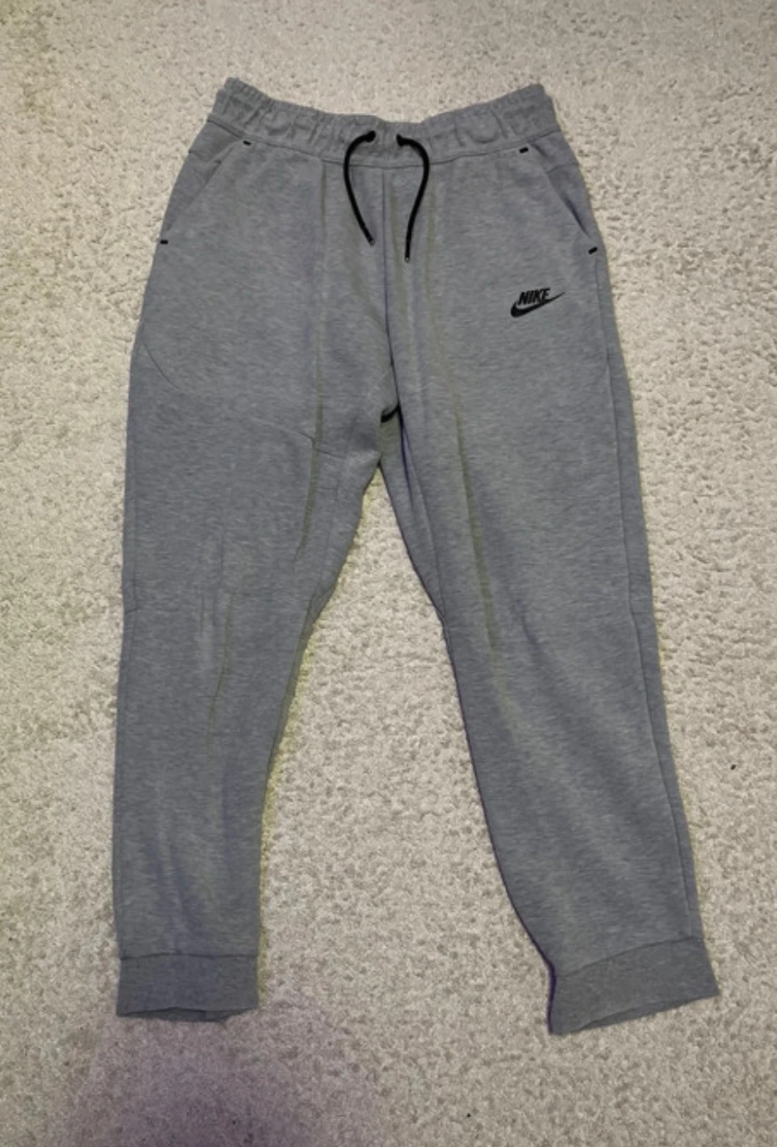 Grå Nike tech byxa storlek L Juniorstorlek