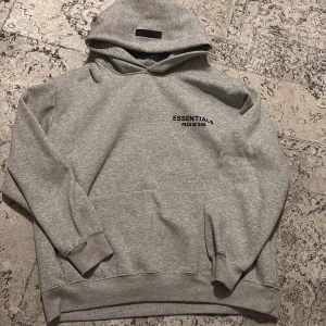 Essentials hoodie - Säljer min essentials hoodie pga för stor på mig. Den är helt ny har kvar tagsen och den har dessutom inga skador. l : l🌟🌟