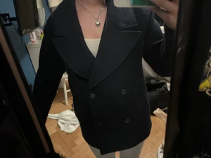 Mörkblå Kappa  - Säljer denna jättefina kappan från Nelly. Storlek S men passar bättre som M