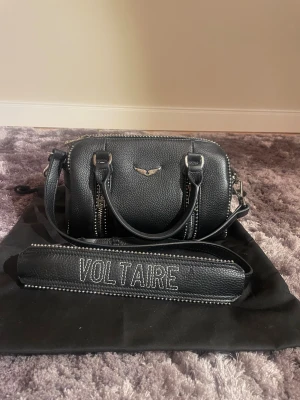 Zadig & Voltaire Väska - Zadig & Voltaire väska i skinn med silverfärgade detaljer och axelbandsräm❣️Nyskick, inga slitage. 