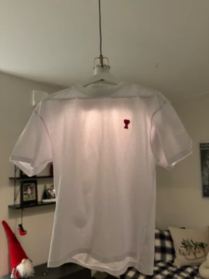 Helt ny vit Ami Paris t- shirt - Säljer nu denna helt nya Ami Paris tröjan så den aldrig kommit till användning. Den är givetvis äkta och är helt vit med det röda hjärtat och har inge märken eller defekter. Tröjan är i storlek S men passar också M. Vid frågor är det bara att skriva mvh Hugo.