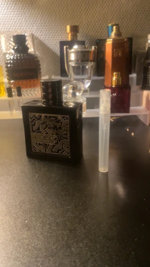 Qued Al fursan 5 ml sample - Snygg parfym med unik design och orientaliska vibbar. Perfekt för dig som vill sticka ut och testa något annorlunda. Flaskans detaljer ger en lyxig känsla. Volym och ingredienser syns ej på bilderna.
