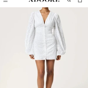 Adoore klänning - Hej säljer nu min adoore klänning i storlek 32. Den är använd en gång så inprincip nyskick🤍 Nypris 1500. 